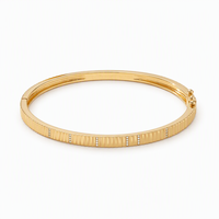 Luxuriöses goldfarbenes 925er Sterlingsilber-Armreif mit geriffeltem Scharnier, Zirkonia-Pavé und moderner Textur für Damen und Kinderpartys
