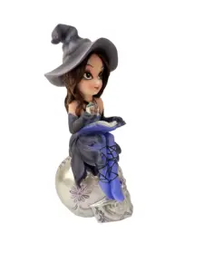 Figuras de brujas de resina polivinílica personalizadas OEM hermosa bruja con bola de cristal sentada en calaveras