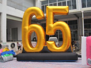 ตัวเลขเป่าลมสีทองหมายเลข 65 สำหรับงานโฆษณาขายสินค้ากลางแจ้ง - Product Image 1