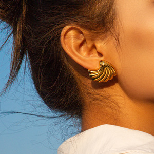 Pendientes de botón con forma de concha dorada, chapados en oro de 18k, joyería de moda para mujer, diseño elegante en forma de onda, pendientes llamativos. - Product Image 3