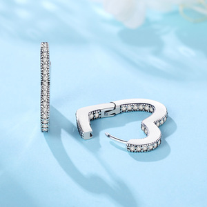 Pendientes de aro de latón completamente adornados con corazones, pendientes originales de alta gama, joyería para mujer - Product Image 4