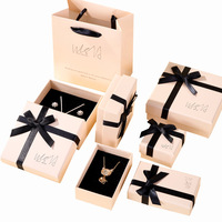 Coffret Cadeau et Sac à Bijoux Pêche avec Ruban en Satin Noir, Intérieur en Velours avec Logo 'Meilleurs Vœux', pour Colliers et Boucles d'Oreilles, Vente en Gros