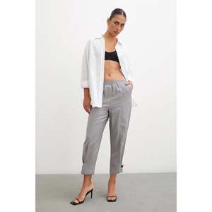 Pantalones grises holgados con cintura y puños elásticos para mujer - Product Image 4