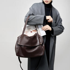 กระเป๋าโท้ทหนังแท้ทรงหลวม สายสะพายถอดได้ หนังลายเม็ดนุ่ม ใช้ได้ทั้งทำงาน เดินทาง สะพายไหล่ สะพายข้าง หรือถือได้ ใช้ได้ทุกวัน - Product Image 2