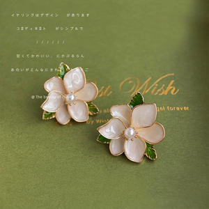 Pendientes de tuerca elegantes de estilo francés con flor de gardenia de aleación de imitación de perla, estilo bosque para mujer, con engaste de bisel de oro de 18K - Product Image 5