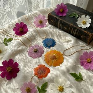 Collier pendentif en fleurs naturelles (Senna, <span class=keywords><strong>Cosmos</strong></span>, <span class=keywords><strong>graines</strong></span> noires, Nigella) avec chaîne serpent en acier inoxydable doré - Product Image 1