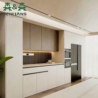 Buffet de cuisine contemporain encastré avec plan de travail en pierre blanche, crédence à lattes et quatre éléments supérieurs taupe