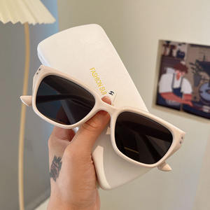 Lunettes de soleil rétro carrées, monture noire, protection UV400, unisexe, verres PC, rivets à points, style tendance - Product Image 3