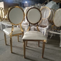 Chaise de mariage personnalisée en acier inoxydable avec cadre en dentelle et revêtement en cuir blanc pour hôtel