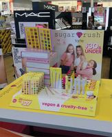 Benutzer definierte Ideen Make-up Marke Display Boden Pappe Regal Einzelhandel Lippenstift Arbeits platte kosmetische Hautpflege Produkt Rack Wimpern ständer