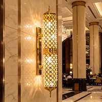 Applique murale LED cylindrique de luxe en cristal doré avec abat-jour en maille losangée, à intensité variable, pour projets de couloirs et halls d'hôtels