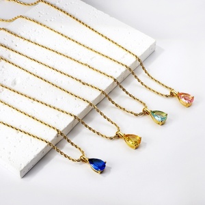 Collier en acier inoxydable PVD plaqué or 18 carats avec <span class=keywords><strong>pendentif</strong></span> chaîne torsadée avec <span class=keywords><strong>saphir</strong></span> rose et <span class=keywords><strong>goutte</strong></span> <span class=keywords><strong>d</strong></span>'<span class=keywords><strong>eau</strong></span> bleue et diamant jaune pour les fêtes - Product Image 1