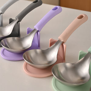 Cuchara de Sopa de Acero Inoxidable Antiadherente de Alta Calidad al por Mayor con Mango de Silicona, Cucharón Coreano para Servir Arroz, Utensilio que No Raya - Product Image 1