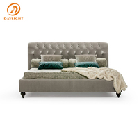 Lit Chesterfield moderne capitonné, lit plateforme en tissu velours rembourré avec accoudoirs à volutes pour chambre à coucher et hôtel