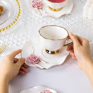 <span class=keywords><strong>Set</strong></span> di <span class=keywords><strong>Tazze</strong></span> da Caffè in Ceramica Moderna all'Ingrosso, Bordo Dorato e Design Floreale Fatto a Mano per Casa e Attività di Ristorazione - Product Image 4