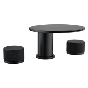 <span class=keywords><strong>Rubinetto</strong></span> da Bagno Nero Opaco a Tre Fori <span class=keywords><strong>con</strong></span> Disco Rotondo, Bocca a Goccia, Maniglie a Tamburo Zigrinato, Montaggio su Piano, Acqua Calda e Fredda - Product Image 1