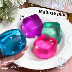 Jouets anti-stress transparents en forme de macarons mignons - Cube de glace à presser de haute qualité - Product Image 3