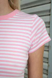 เสื้อยืดครอปผู้หญิงลายทาง พิมพ์โลโก้ได้ ทรงเข้ารูป แขนสั้น ผ้าฝ้ายยืด สวมใส่สบายๆ สำหรับฤดูร้อน - Product Image 3