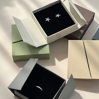 Boîte d'emballage de bijoux de luxe recyclable à double compartiment avec doublure en éponge, revêtement UV et logo personnalisé pour bagues, boucles d'oreilles, chaussettes et fourrures