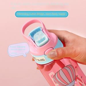 Gourde en plastique pour enfants avec sangle, motif dessin animé, haute valeur esthétique, tendance, vente en gros, personnalisable pour garçons et filles, pour les voyages - Product Image 4