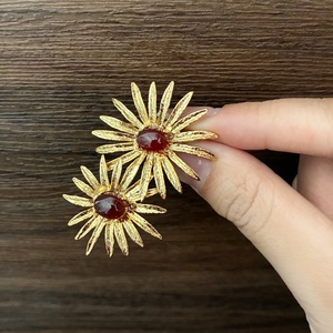 Corsage de Girasol con Granate Rojo Estilo Antiguo Europeo, Broche de Flor de Cobre Chapado en Oro Hecho a Mano, Regalo de Joyería - Product Image 2