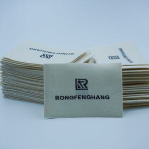 ป้ายผ้าคอตตอนพับปลายแบบกำหนดเอง ป้ายโลโก้แบรนด์ส่วนตัว ป้ายผ้าทอเนื้อแน่นลายดามัสก์สำหรับเย็บที่คอเสื้อ - Product Image 4