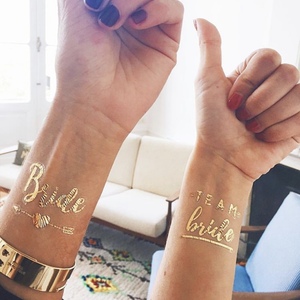<span class=keywords><strong>Tatuaggi</strong></span> Temporanei Personalizzati Impermeabili Dorati Lucidi per la Stagione di Laurea, Adesivi per <span class=keywords><strong>Tatuaggi</strong></span> per Corpo <span class=keywords><strong>e</strong></span> Braccia per Uomini <span class=keywords><strong>e</strong></span> Donne - Product Image 2