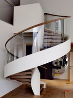 Escalier en colimaçon moderne sur mesure CBMmart, escalier en acier et bois en spirale pour intérieur, escalier en spirale noir avec marches en bois pour la maison