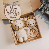 Coffret cadeau personnalisé pour nouveau-né avec hochet lion en crochet fait main et jouet attache-tétine |   Ensemble cadeau pour baby shower