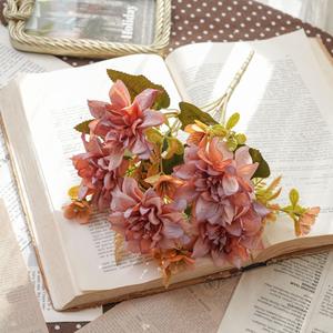 Bouquet di Dali Artificiali Sfumati Vintage - Decorazione Letteraria per Angoli di Lettura e Allestimenti da Tavolo - Product Image 1