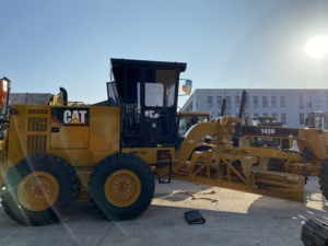 รถเกรดเดอร์ CAT 140H มือสองจากญี่ปุ่น สภาพดีเยี่ยม พร้อมอุปกรณ์ริปเปอร์ด้านหลังสำหรับงานปรับระดับถนน - Product Image 1