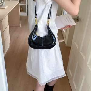 Sac à main en cuir PU brillant avec poignée supérieure et sangle bandoulière Design minimaliste - Product Image 3