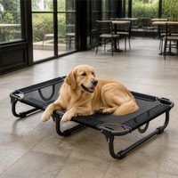 Lit surélevé pour chien en maille rectangulaire moderne avec base en pierre pour patio, niche extérieure pour toutes les races de chiens