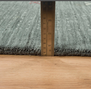 พรมกาบเบห์สีธรรมชาติที่มีการเน้นชนเผ่าและพื้นผิวทอมือที่สมบูรณ์แบบสำหรับการตั้งค่าพื้นแบบคลาสสิก - Product Image 5