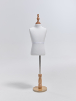Mannequin enfant en mousse élastique blanc cassé, base ronde en bois vintage pour l'affichage de vêtements pour enfants en boutique