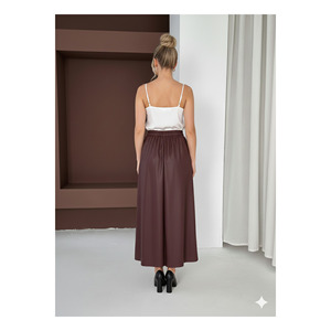 Jupe longue fluide marron pour femme avec poches latérales, aspect cuir, tissu laqué, longueur 95 cm - Product Image 5