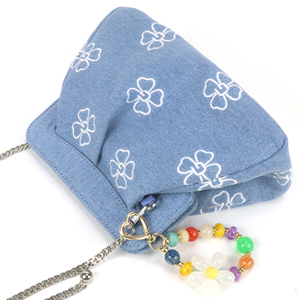 Bolso bandolera plisado de mezclilla suave y moderno para mujer con logotipo bordado personalizado y diseño de correa de cadena - Product Image 4