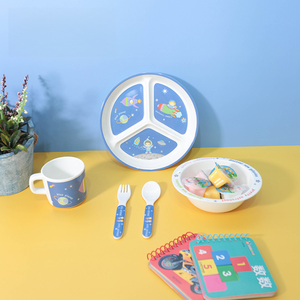 Vente en gros KINGWELL Ensemble de <span class=keywords><strong>vaisselle</strong></span> pour enfants en fibre de bambou écologique, résistant au lave-<span class=keywords><strong>vaisselle</strong></span>, design de dessin animé astronaute, créatif et mignon - Product Image 3