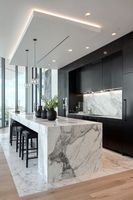 Îlot de cuisine de luxe en marbre artificiel avec cascade, éclairage LED intégré, armoires, évier et robinet