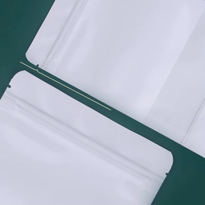 Op maat bedrukte witte hersluitbare ziplock zakken van hoogwaardig barriermateriaal voor voedsel en snacks, staande uitvoering met transparant venster - Product Image 2