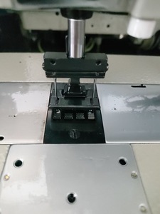 Máquina de Coser Industrial Automática de Doble Aguja con Puntada de Seguridad, Motor y Engranajes Programables para Jeans y Bolsos de Cuero - Product Image 4