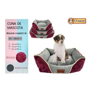 Set di Tre Pezzi di Cucce per Animali Domestici in Velluto con Motivo Coccodrillo e Cristalli, Super Morbide, Quadrate, Colore Rosso Vino - Product Image 1