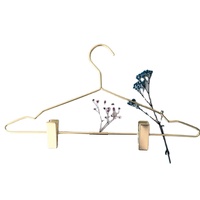 Cintre pour pantalons en fil métallique or rose avec clips à vendre