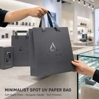 Sacs de shopping noirs de luxe avec logo UV spot, sacs de shopping de taille standard, vente en gros, vêtements pour hommes, boîte cadeau personnalisée