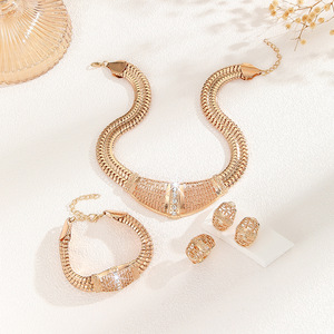 Collier transfrontalier tendance pour mariage, style Moyen-Orient Dubaï, en alliage d'or, chaîne serpent, avec cristaux et strass, ajouré et imposant - Product Image 4