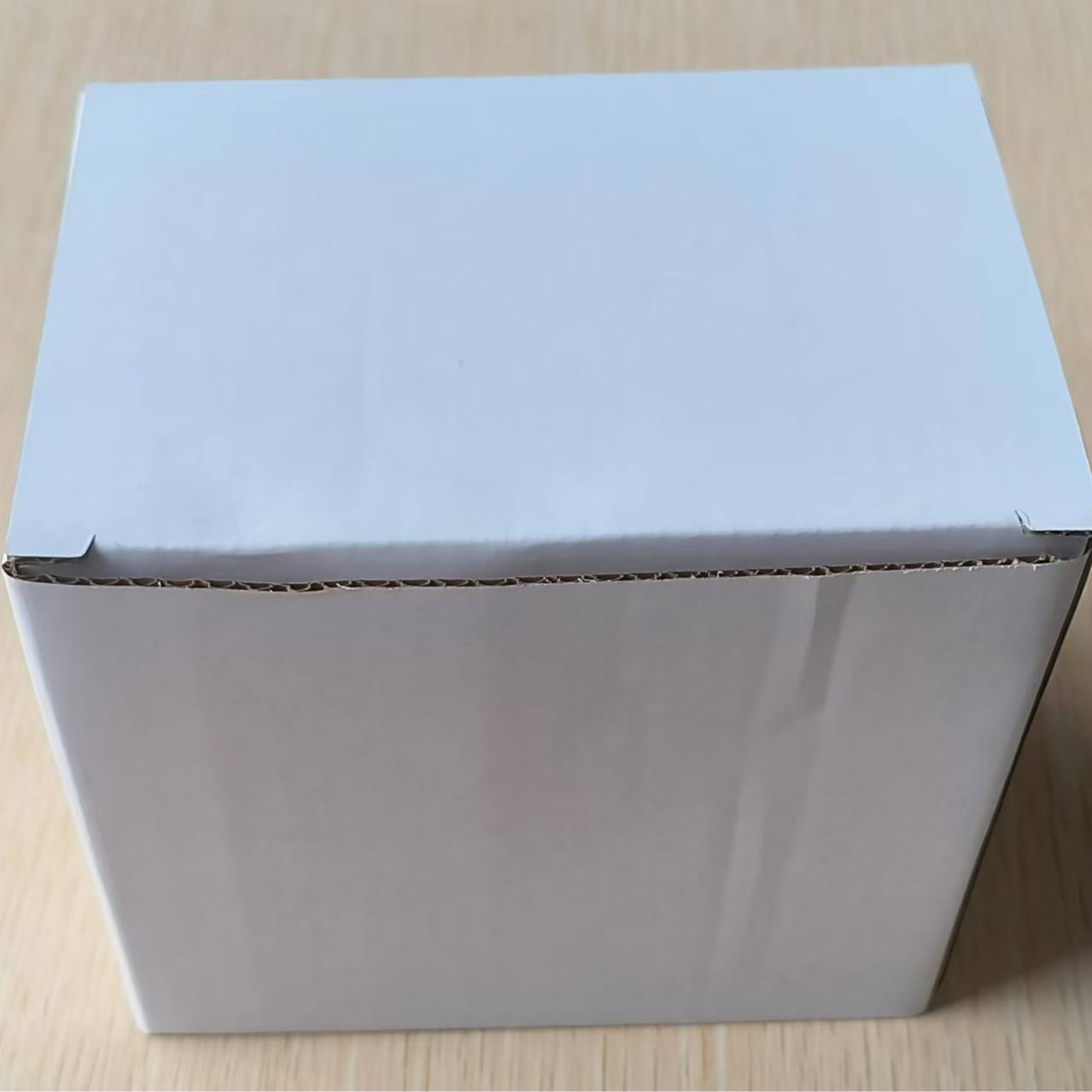 petite boîte blanche