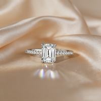 Bague de fiançailles élégante et luxueuse en argent sterling 925 personnalisée avec pierre centrale en moissanite taille émeraude, bijoux de mariage pour femme