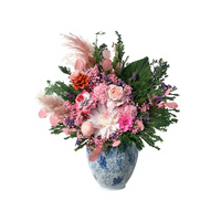 Arrangement de fleurs préservées de luxe dans un vase en porcelaine bleu et blanc, élégante rose éternelle rose pour la décoration de la maison
