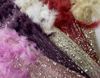 Tissu en tulle à paillettes verticales couleur or champagne personnalisé avec dentelle de plumes d'autruche blanches superposées pour robe de mariée de défilé