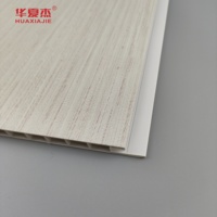 Panneau mural en PVC à grain de bois blanc moderne, dalle de plafond carrée durable pour la décoration murale, imperméable, ignifuge, résistant à l'humidité